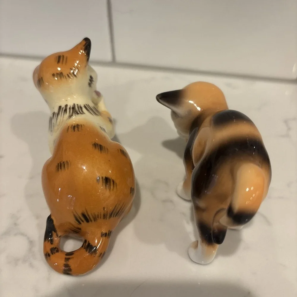 Vintage Set of 2 Hand Painted‎ Cat Figures Porcelain Orange Calico Tabby Kittens